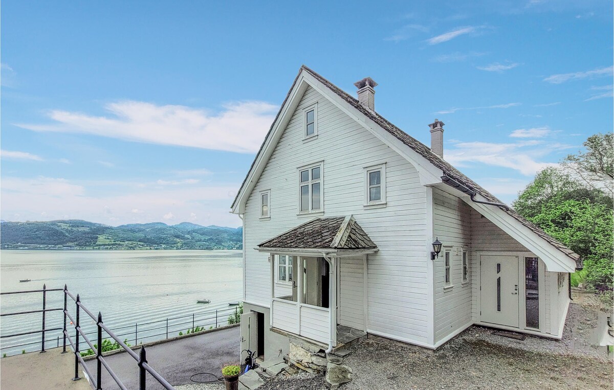 Stunning home in Øystese with WiFi and 4 Bedrooms