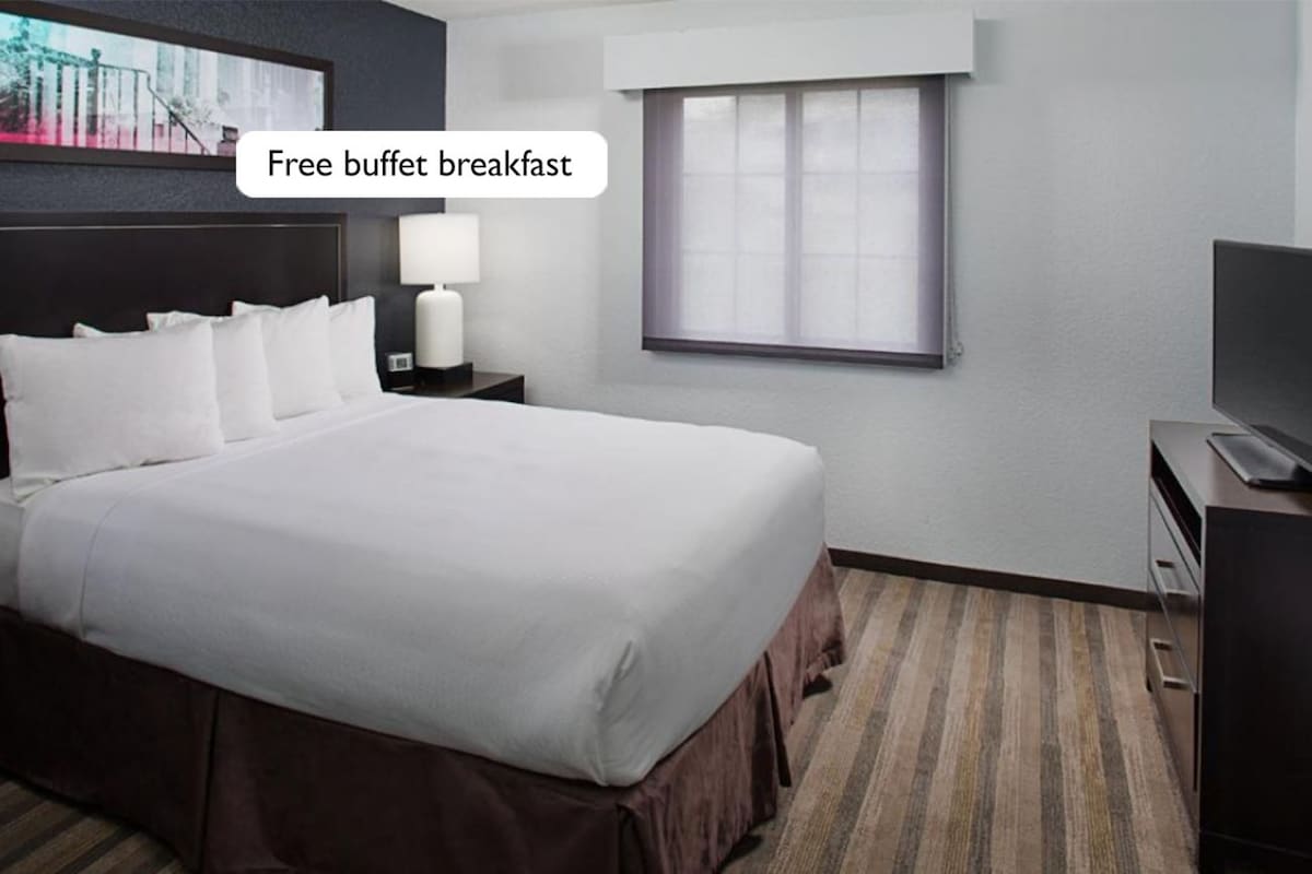 Conveniently Rosecrans One Bedroom+Free Breakfast