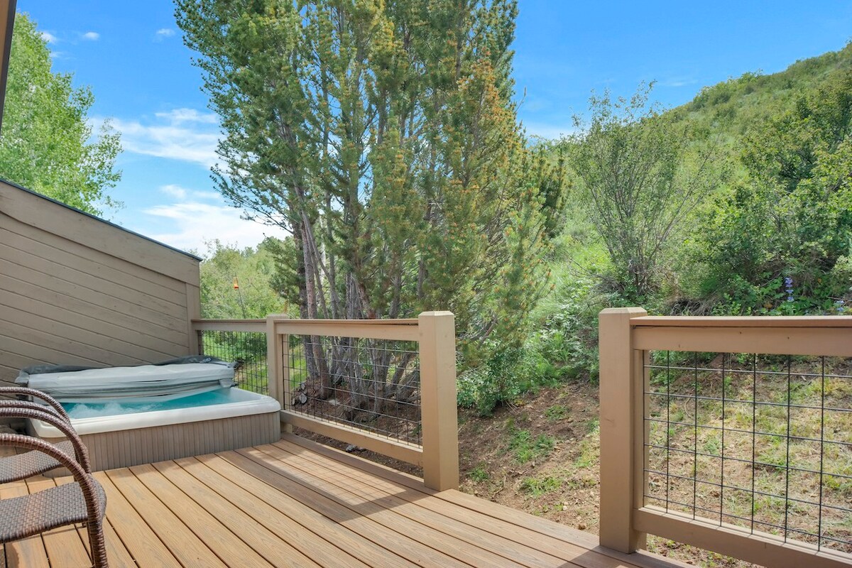 Views- Private Hot Tub- Easy Access to Everything