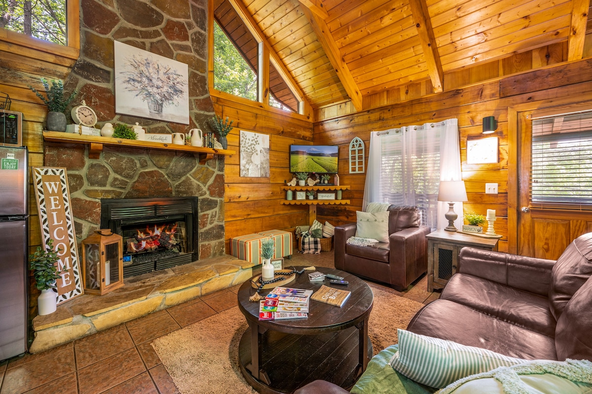 Location! Private Log Cabin, Hot Tub, Fireplace