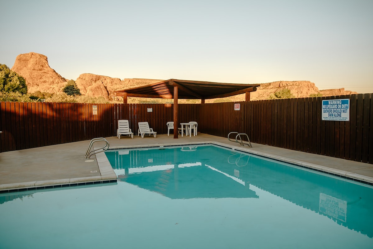 NEW Moab Oasis, Hot Tub, Pool, Adventure!