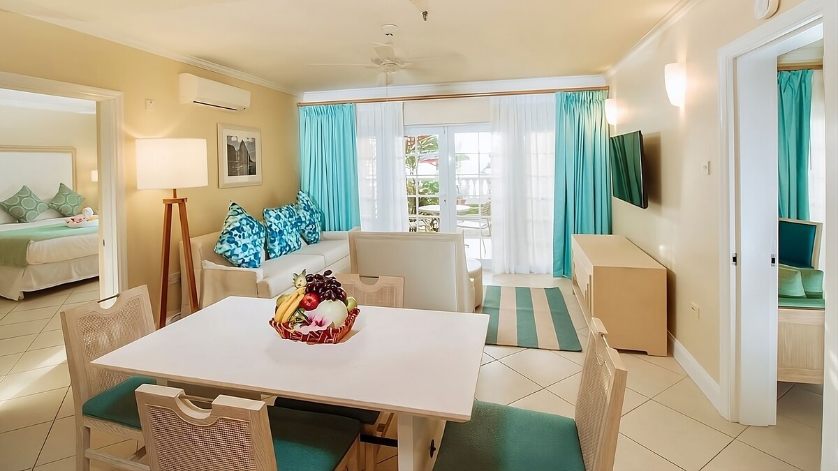 Beachfront and Spacious 2BR Suite with Kitchen!