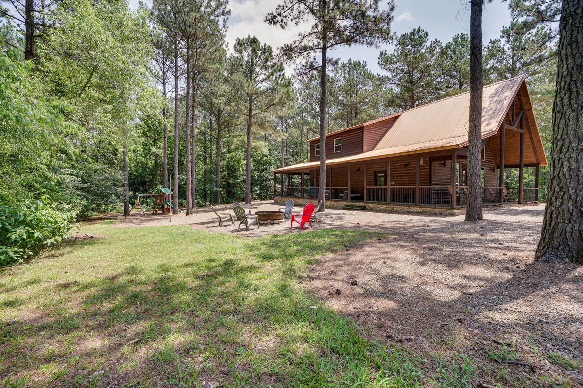 Broken Bow Cabin w/ Private Hot Tub + Fire Pit!