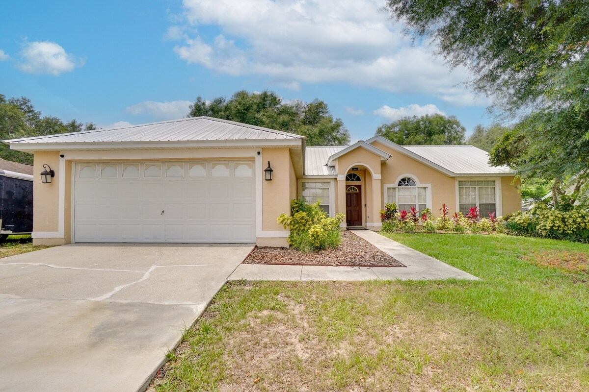 Minneola Home w/ Screened Porch, 25 Mi to Disney!