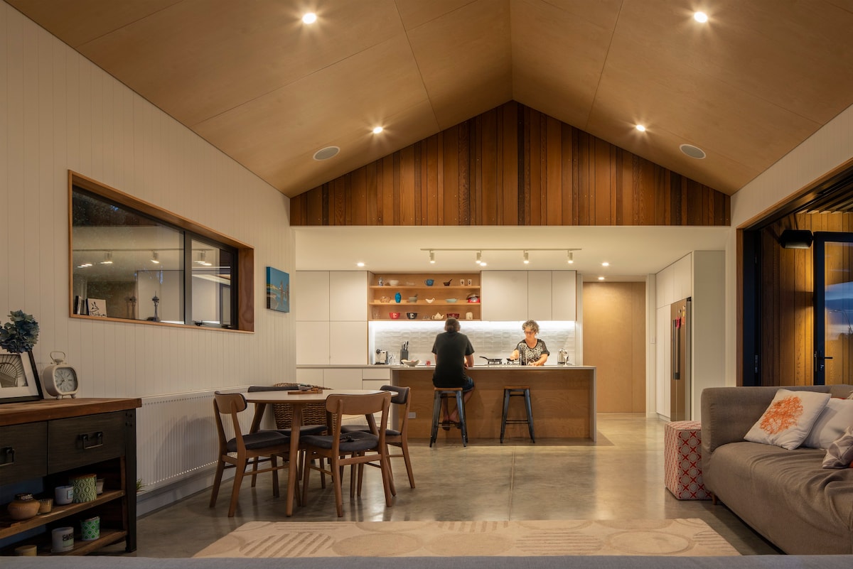 Twin Peaks Beach House - New Plymouth Holiday Home