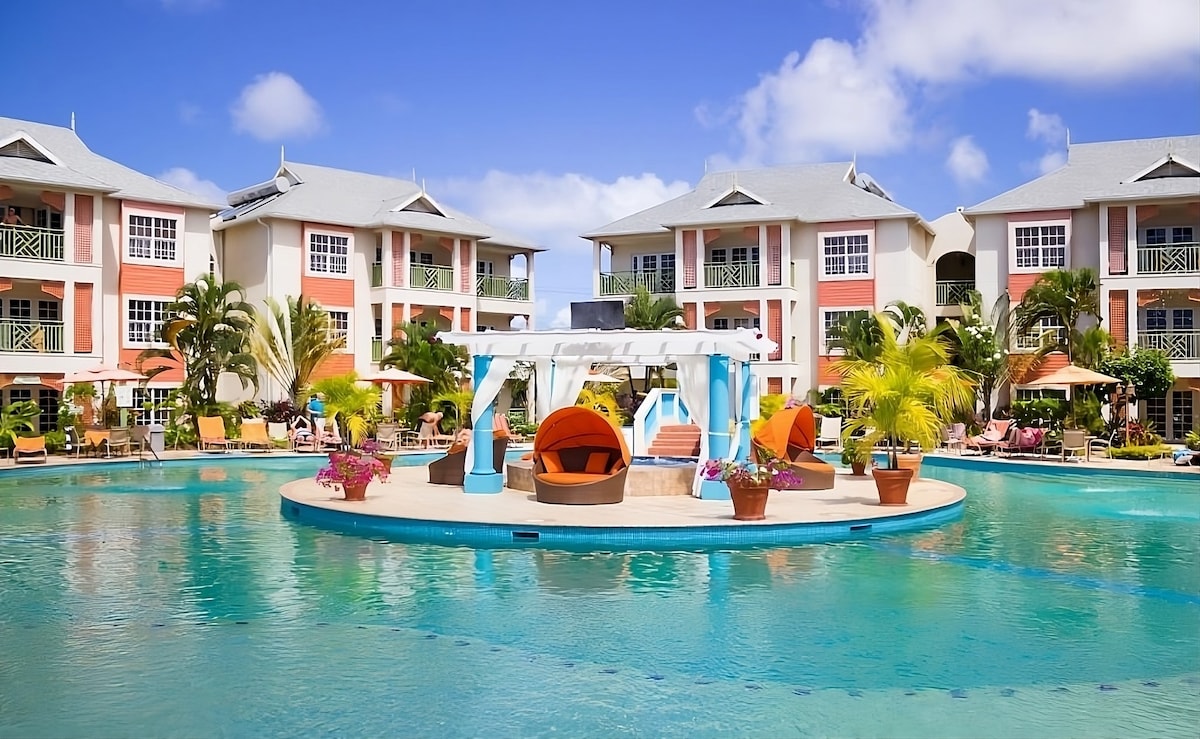 Two Beachfront Suites with Kitchen, Outdoor Pool!