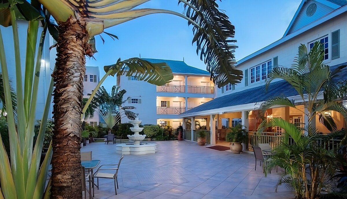 Beachfront Hotel! Four Garden View Units, Pool!