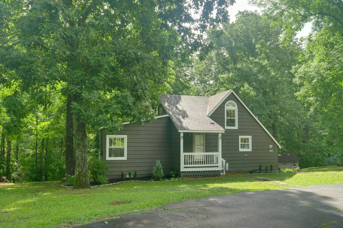 Cozy Tennessee Cabin w/ Deck, Grill & Fire Pit!