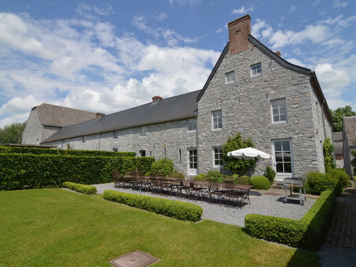 Farmhouse with wellness near Maredsous