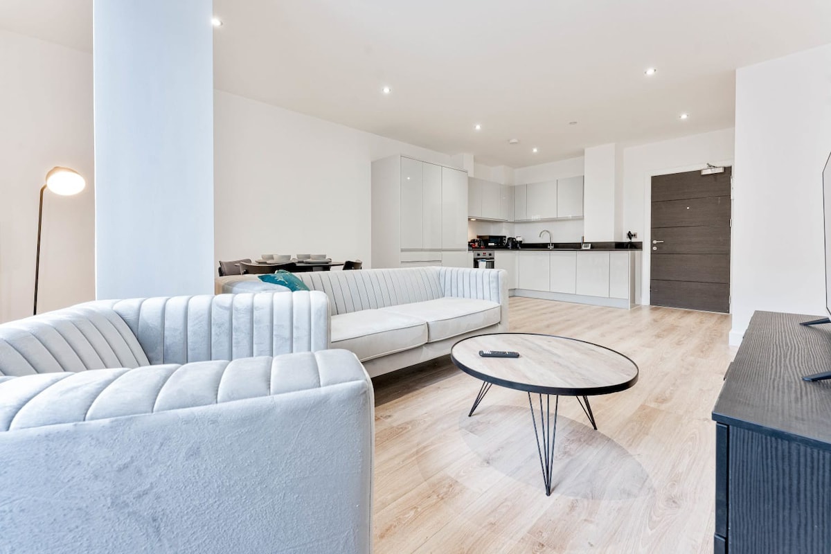 Modern and Stylish 2 Bed Apartment in Solihull