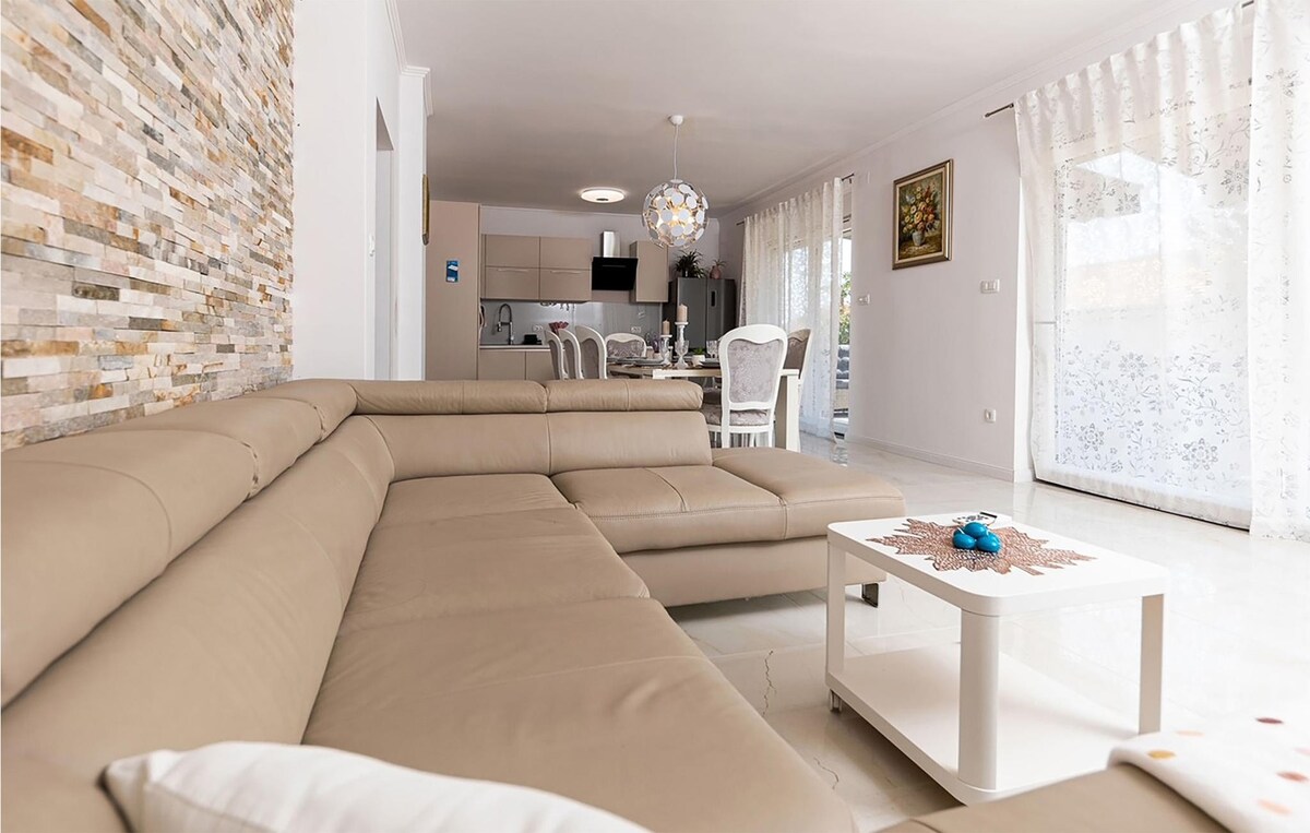 4 bedroom awesome home in Crikvenica