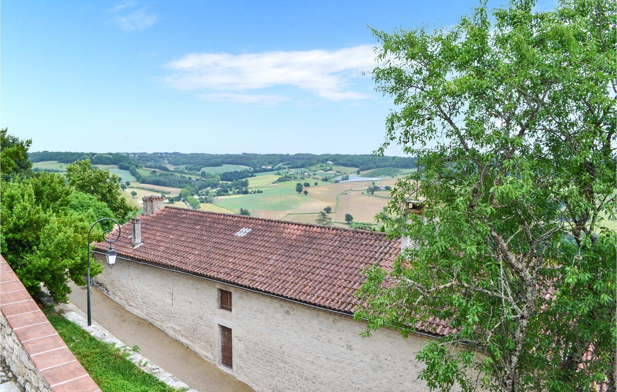 Awesome home with Outdoor swimming pool and WiFi