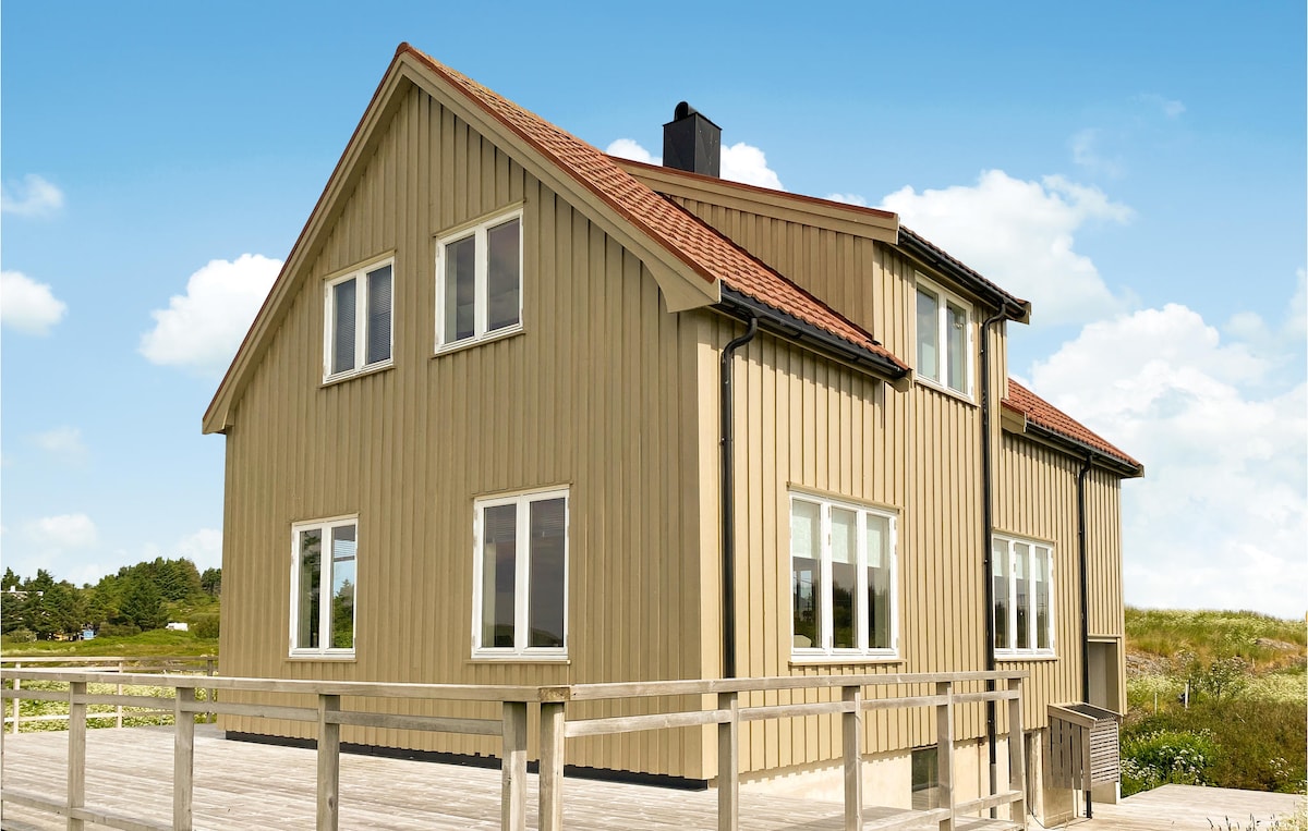 Beach front home in Smøla with kitchen