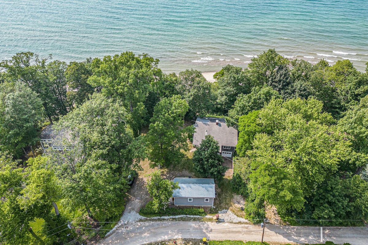3BR lakefront home with guest house & beach access