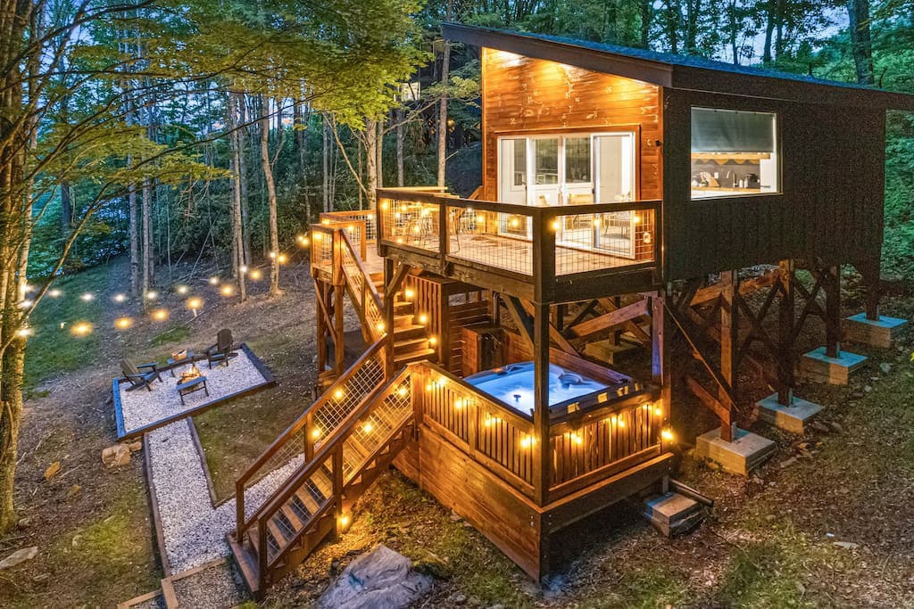 Treetop MT Views w/ Hot Tub, Fire Pit & King Bed