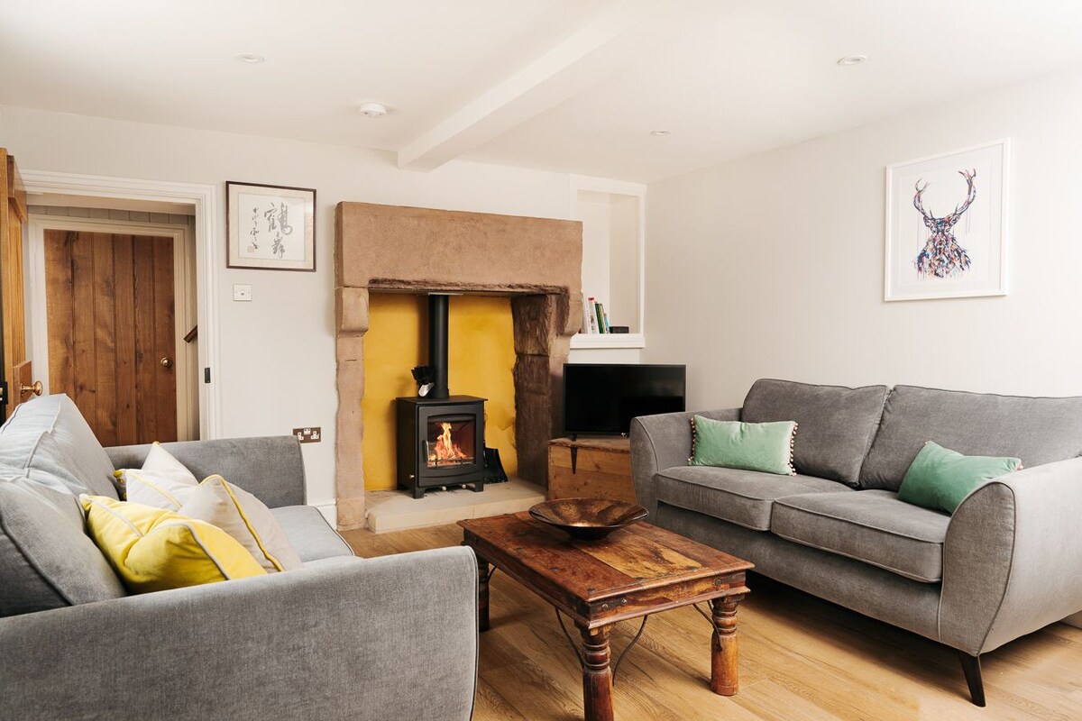 Sleeps 6 quiet village, great walks near Bakewell