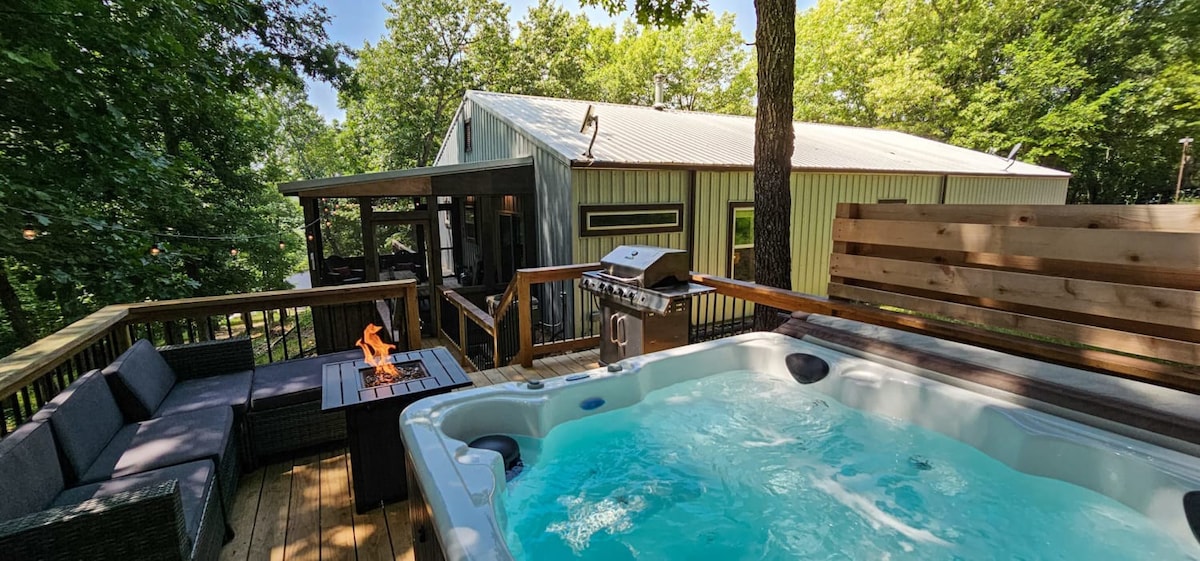 Hot Tub in the Woods, Paddleboards Close to Lake