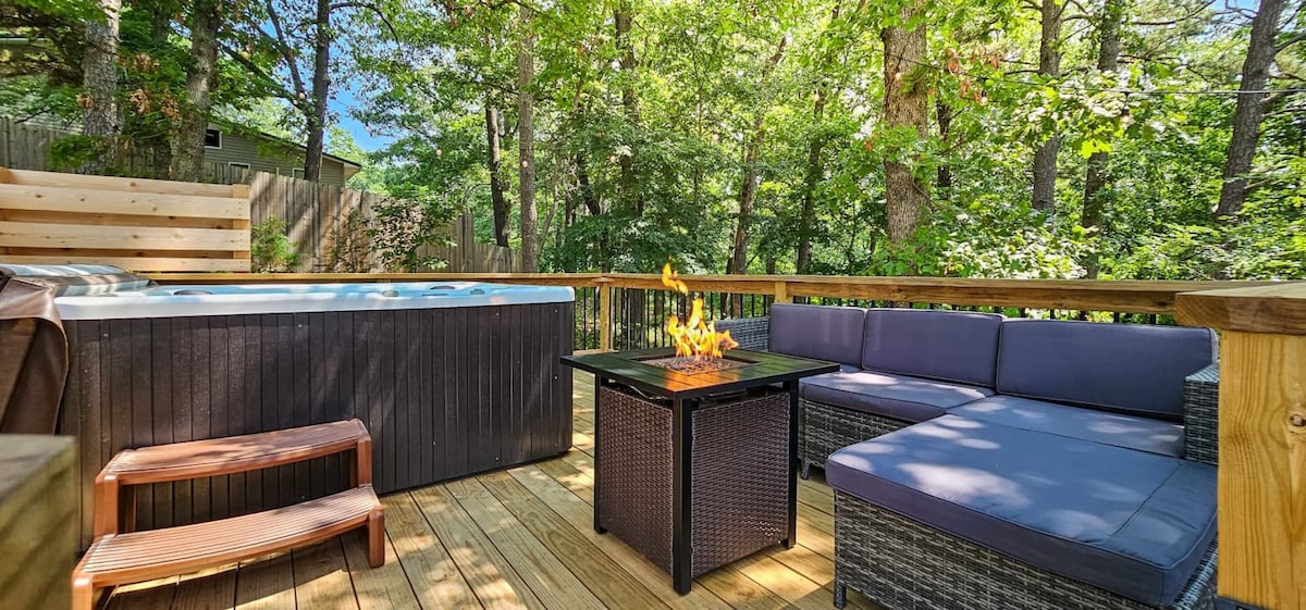 Hot Tub in the Woods, Paddleboards Close to Lake