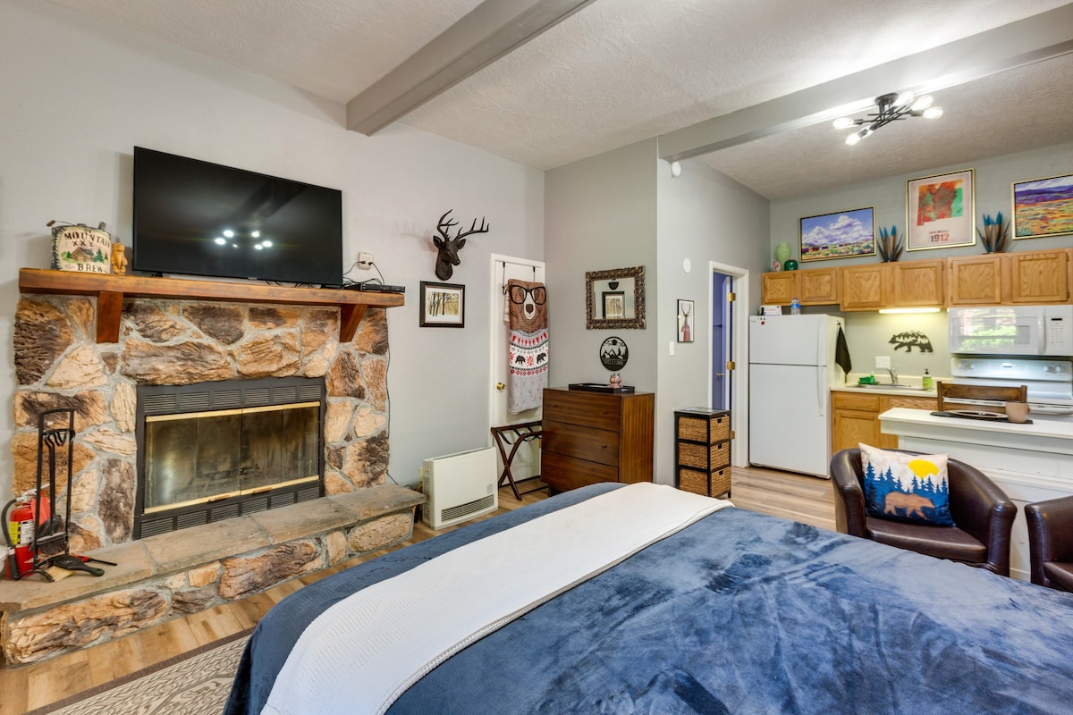 Angel Fire Studio w/ Fireplace, Walk to Resort!