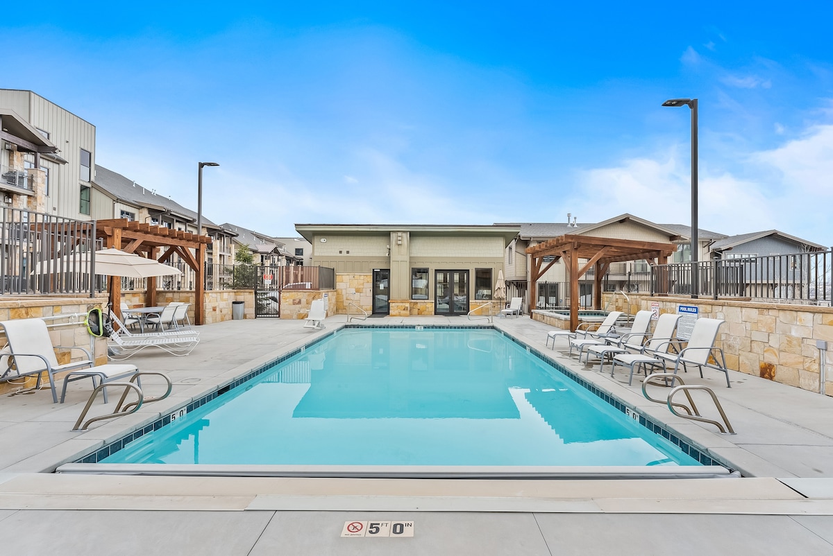 Luxury 2 BR Condo, Pool, Walk to Canyons Village
