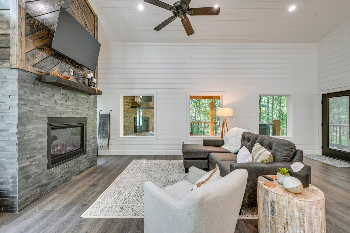 Luxurious Cabin Oasis: Hot Tub & Cozy Fireplace