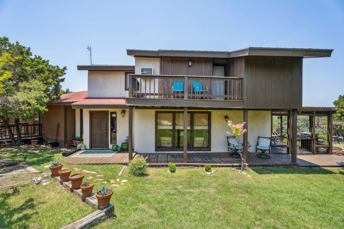 Pipe Creek Escape w/ Screened-In Porch & Hot Tub!