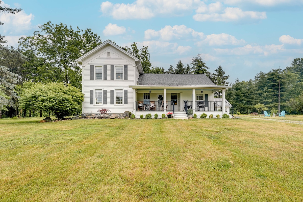 Wolcottville Farmhouse ~18 Mi to Shipshewana