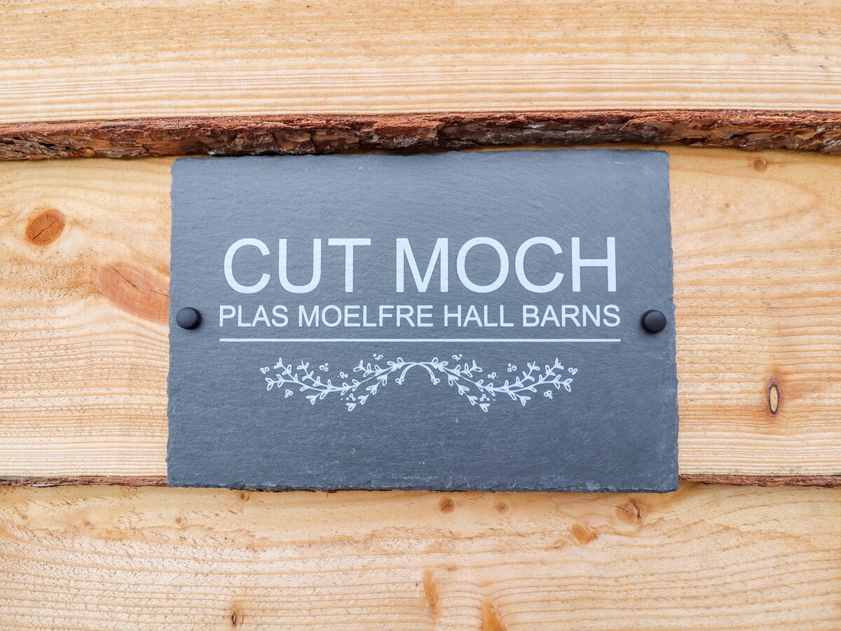 Cut Moch, Plas Moelfre Hall Barns