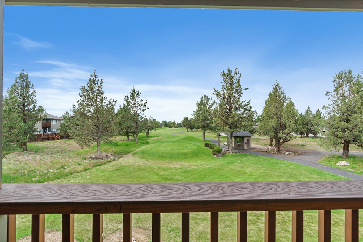 Warm & Inviting Eagle Crest 2 BR On Golf Course