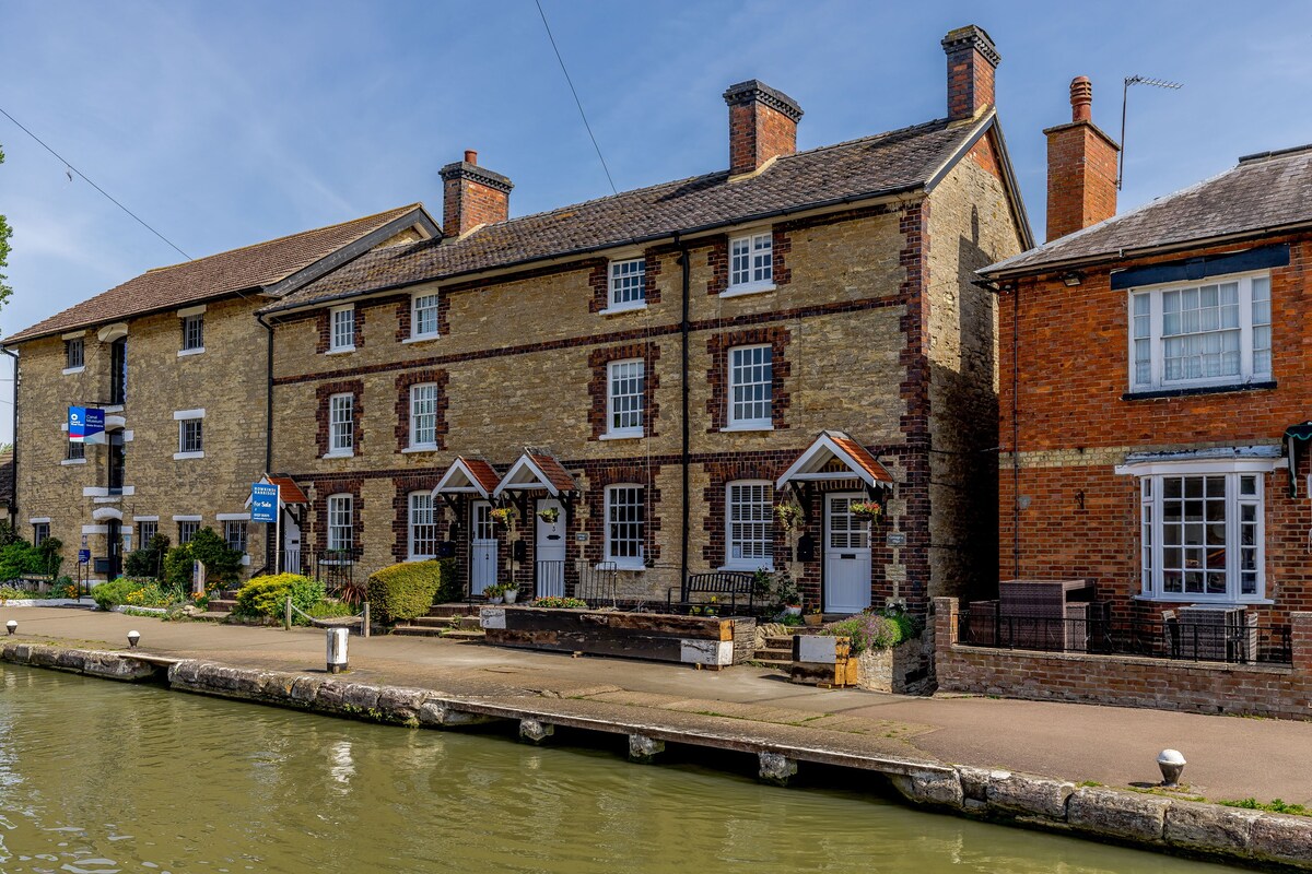 3 Canalside Cottages