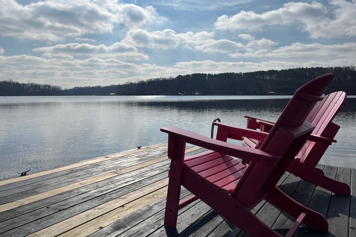 Skip the City- Bachelorette Lake House in So ILL!