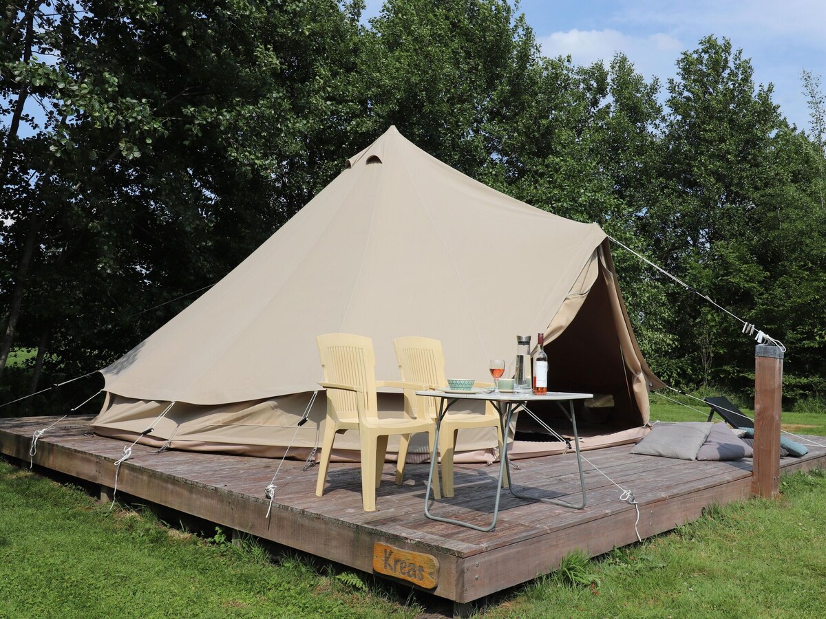 Glamor tents next to each other in Friesland