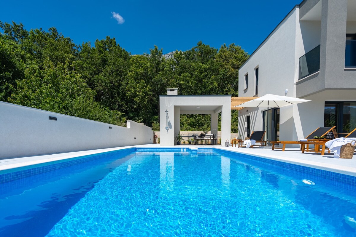 NEW! 3-bedroom villa Pera with heated pool, 7km fr