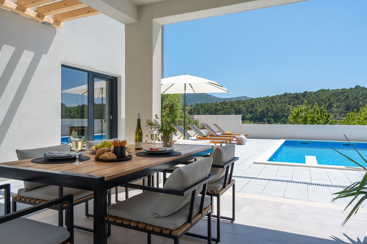 NEW! 3-bedroom villa Pera with heated pool, 7km fr