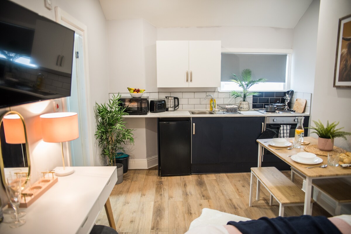 Blackpool Abode - Pebbles Luxury Studio Apartment