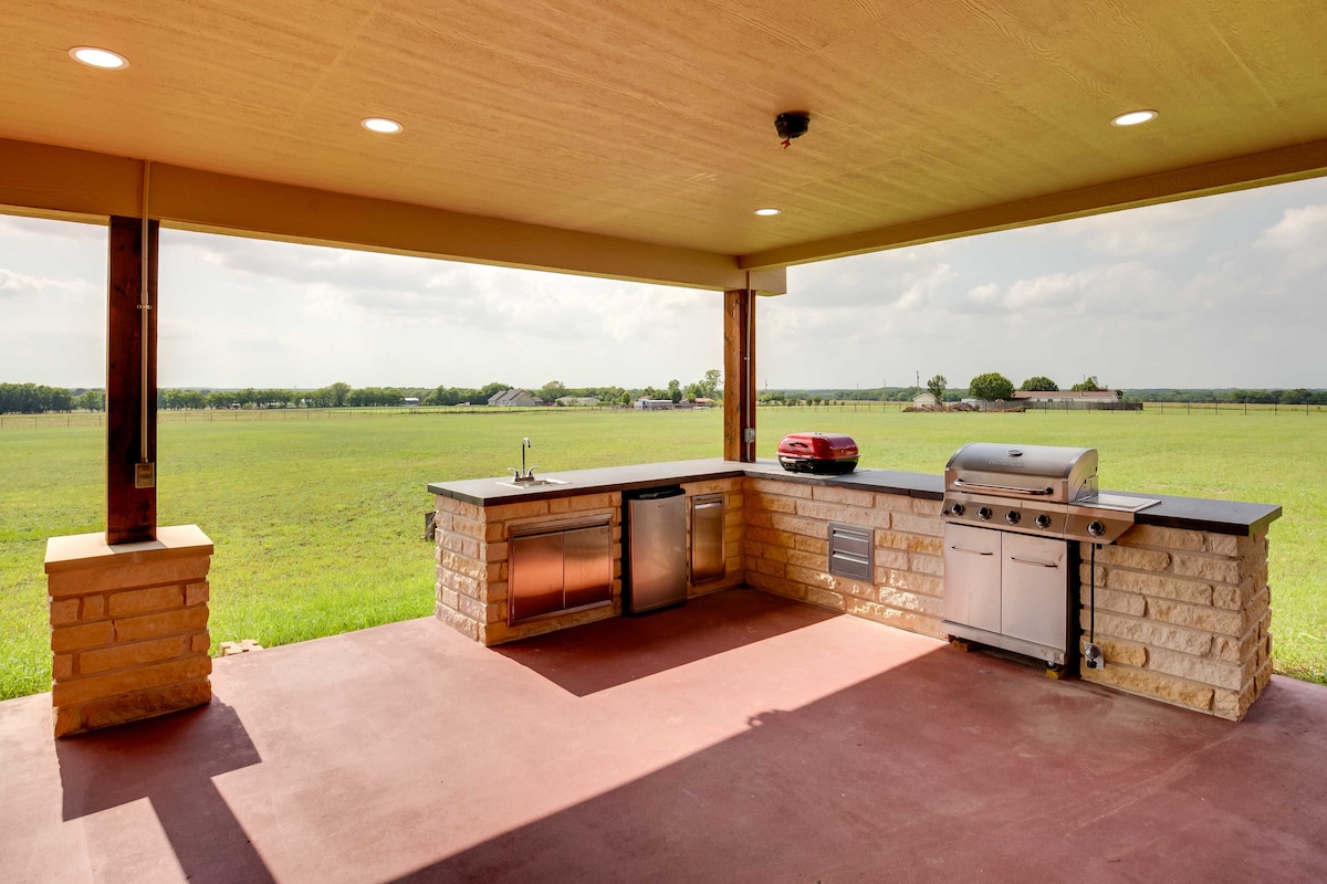 Huge Family-Friendly Texas Ranch Home w/ Grill