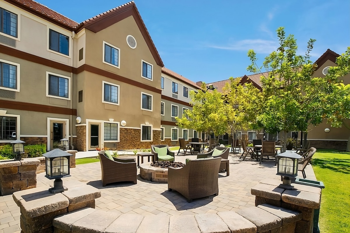 San Diego Suite w/ Pool, Parking & FREE Breakfast