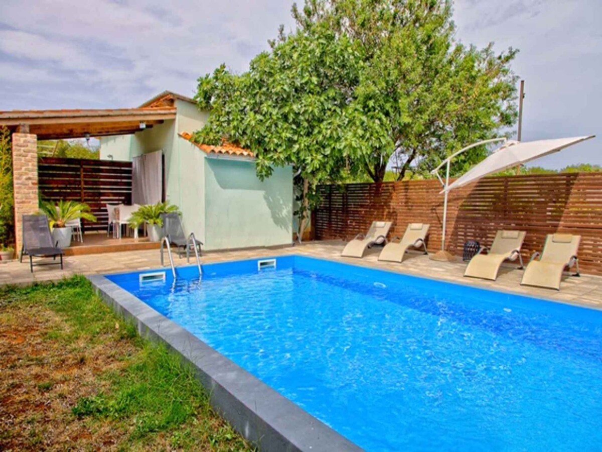Holiday apartment with use of pool