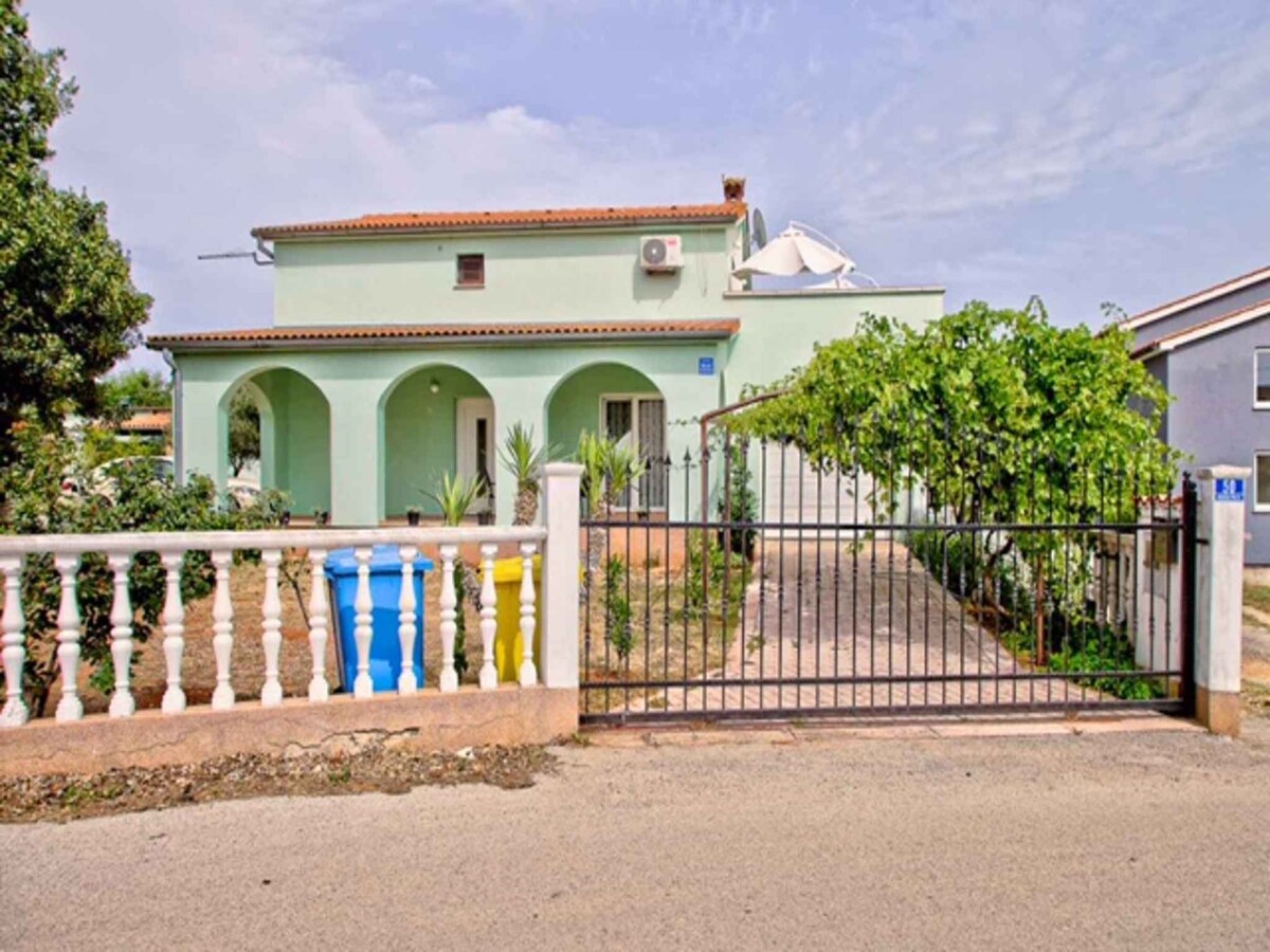 Holiday apartment with use of pool