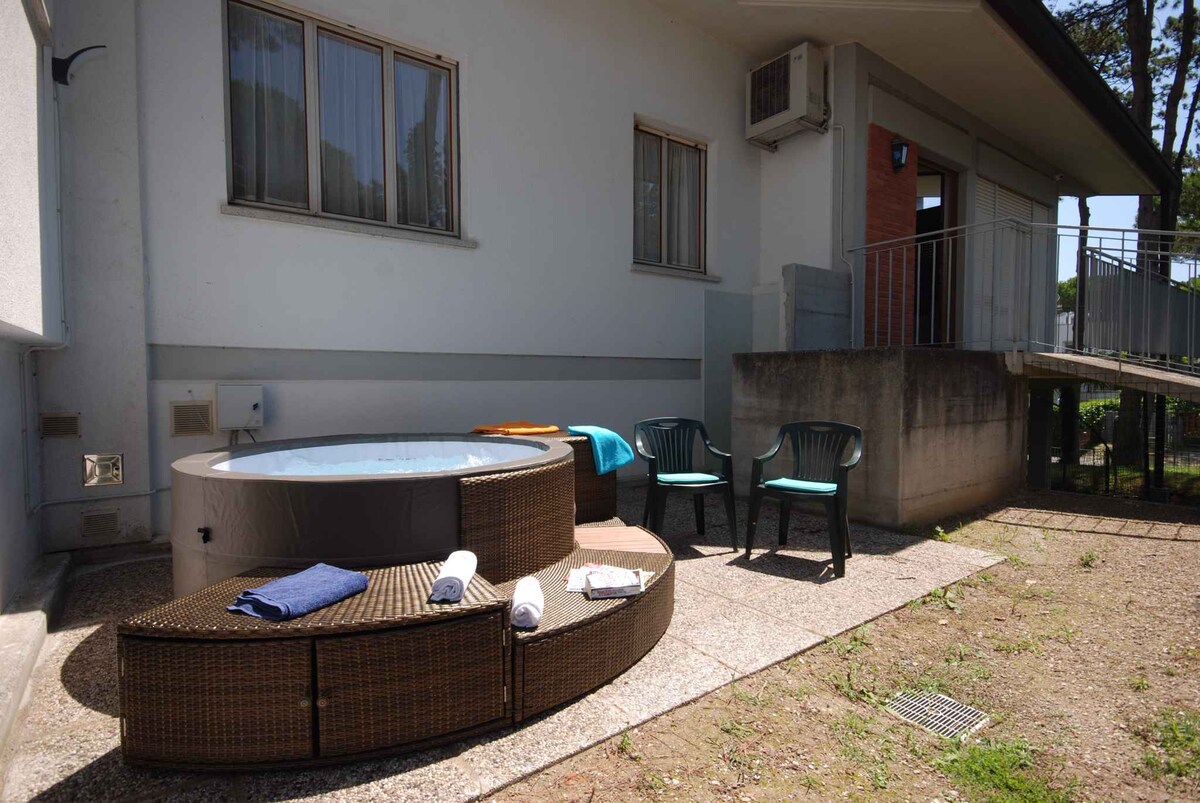 Holiday home with jacuzzi
