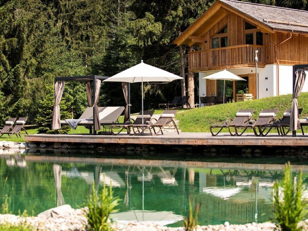 Wölting的舒适度假木屋，带有天然游泳池