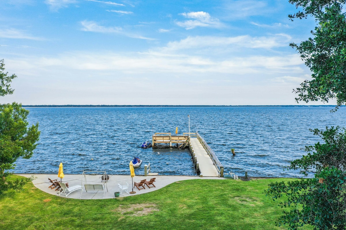 2BR lakefront getaway with dock, boat launch