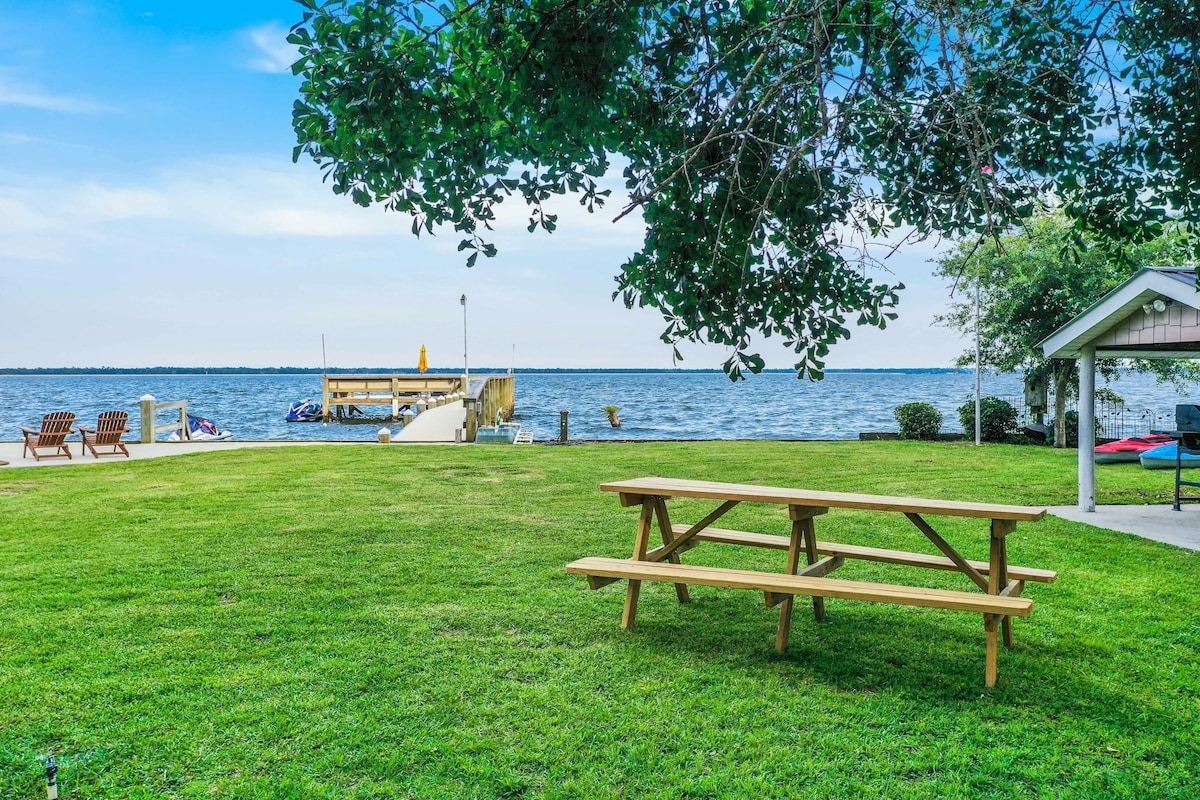 2BR lakefront getaway with dock, boat launch