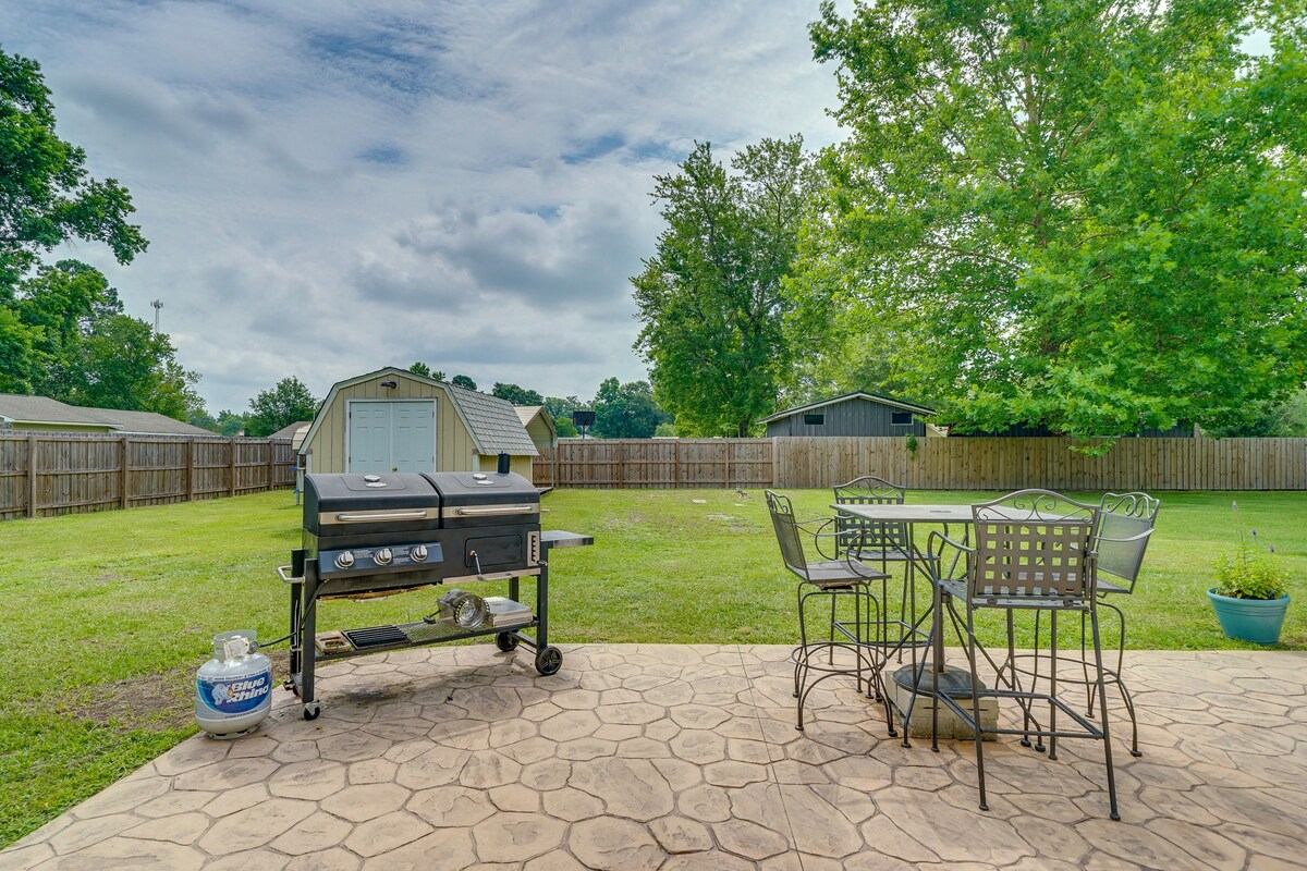 Family-Friendly Leland Home w/ Patio & Grill