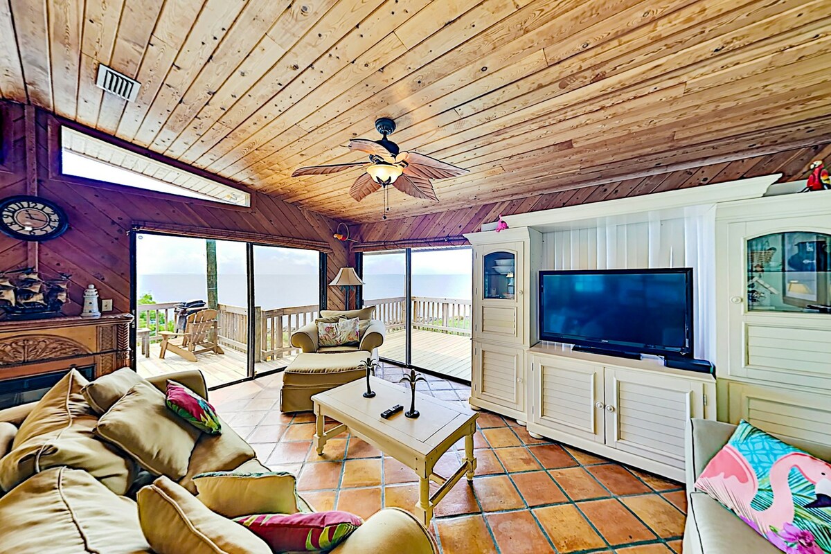 Secluded beach 2BR with wide ocean views & kayaks