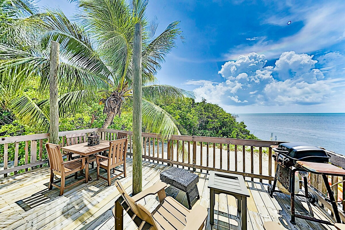 Secluded beach 2BR with wide ocean views & kayaks