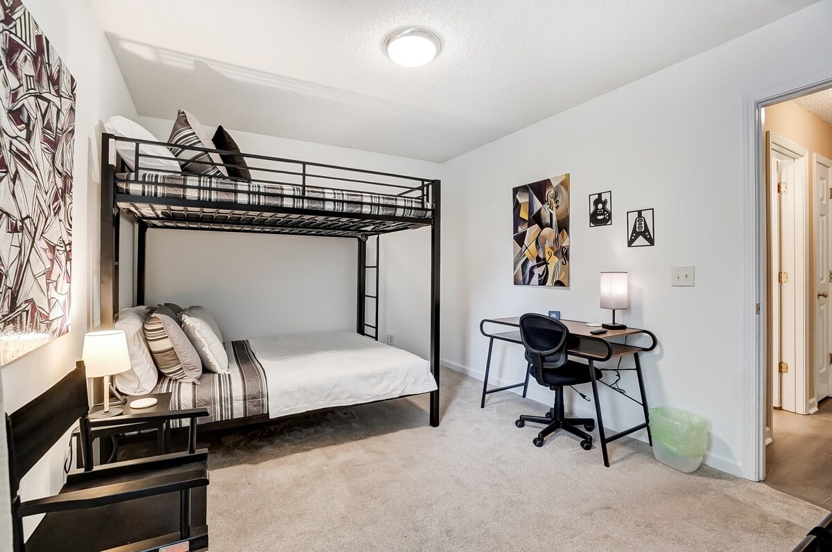 Walking distance to Wingate University! Book now