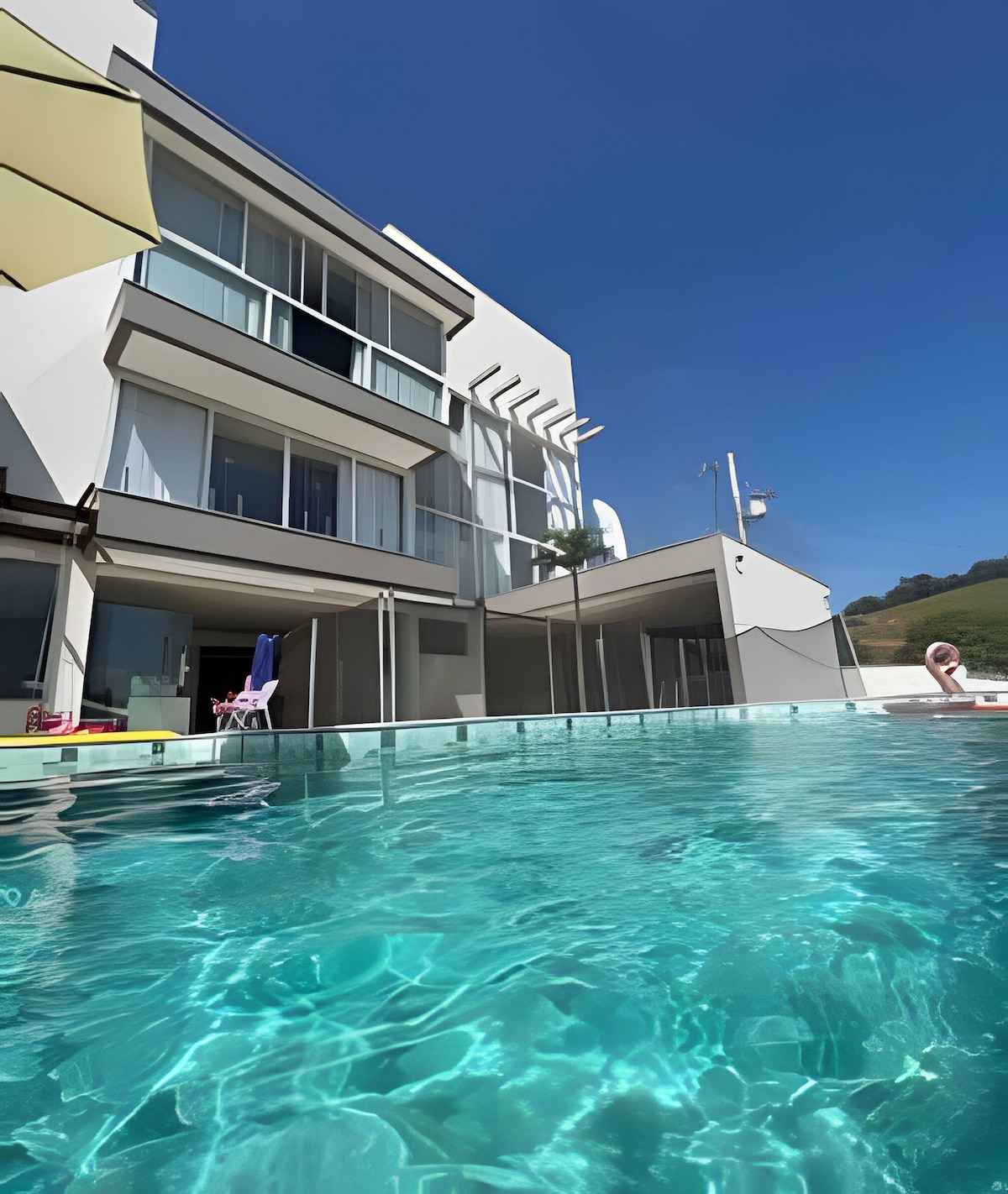 Luxuosa casa moderna com piscina, nas montanhas