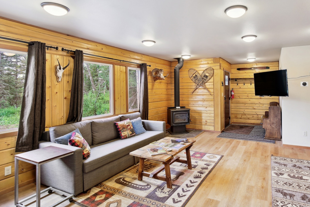 Welcoming Wasilla Cabin w/ Patio!