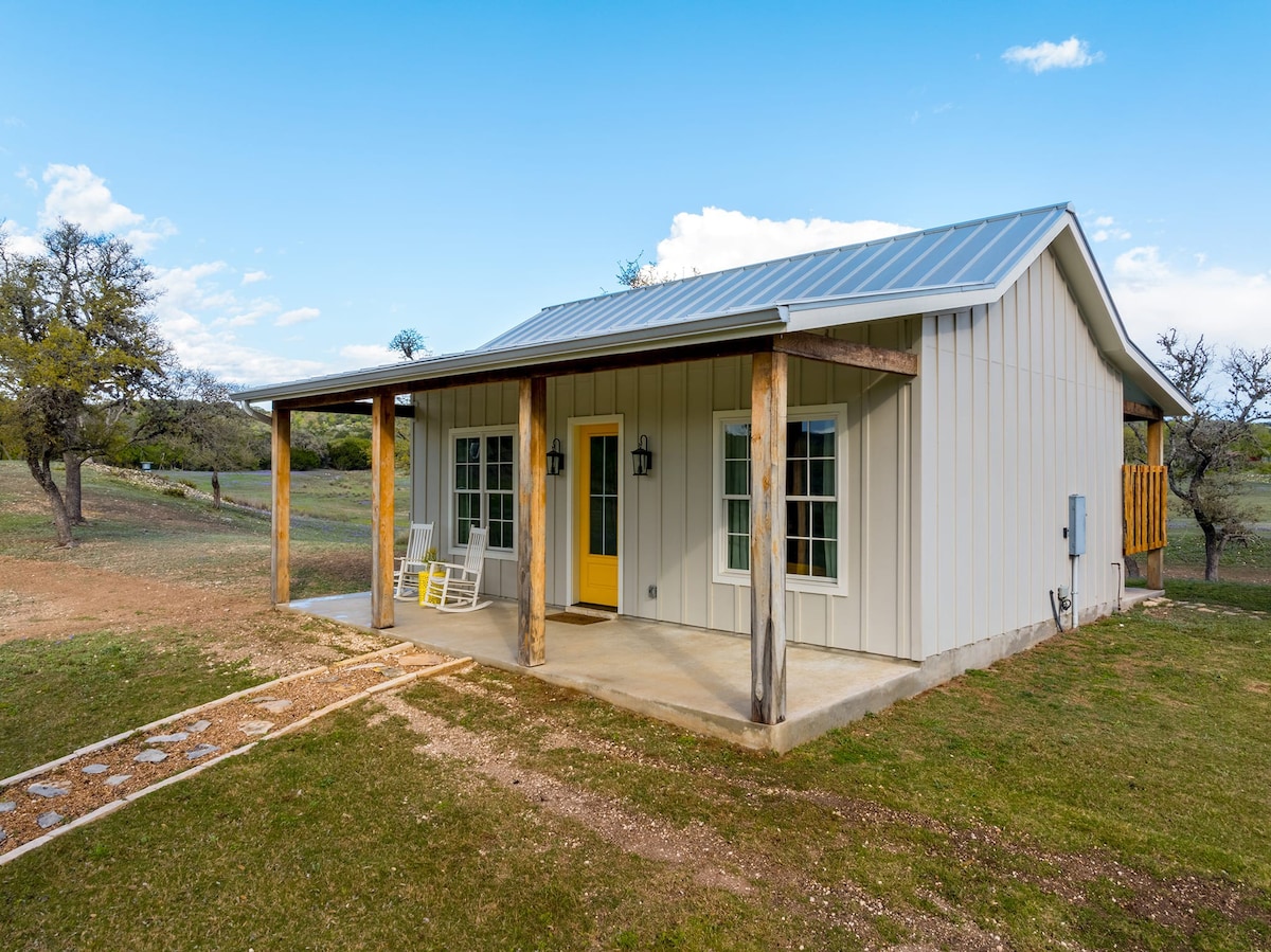 Sunflower Cottage with hot tub, sleeps 4!